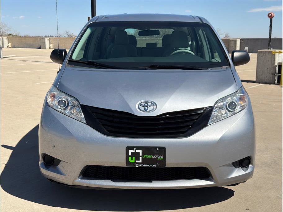 Used 2013 Toyota Sienna L w/ Towing Pkg image 2