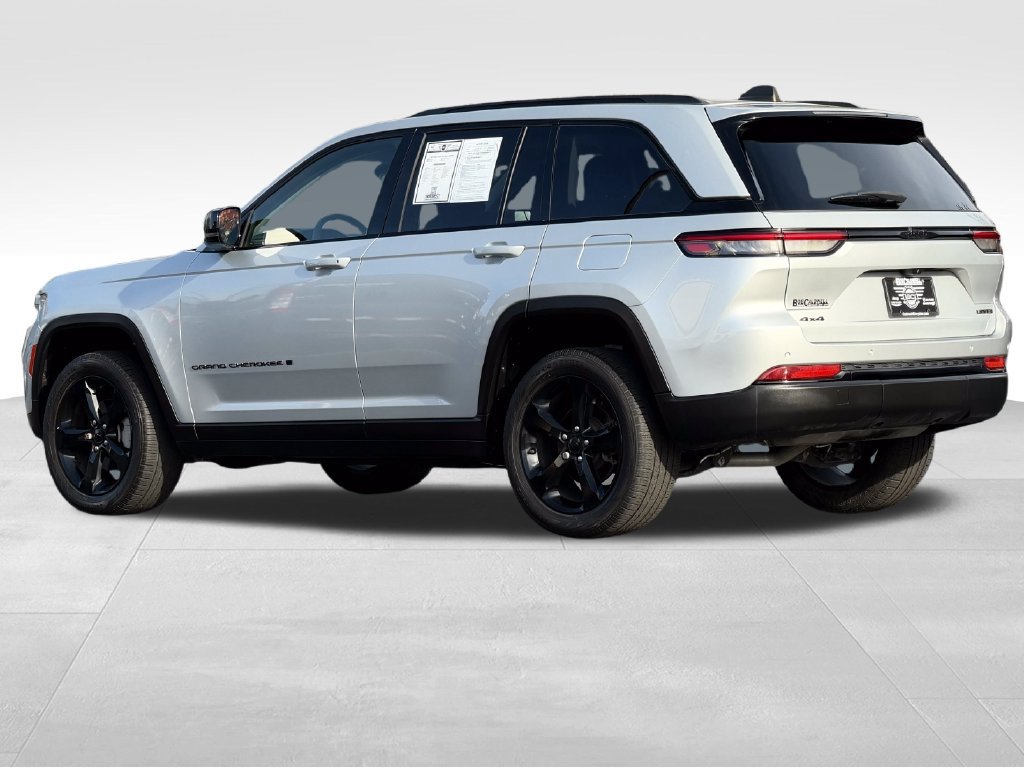 Used 2023 Jeep Grand Cherokee Limited w/ Black Appearance Package AWD/4WD image 5