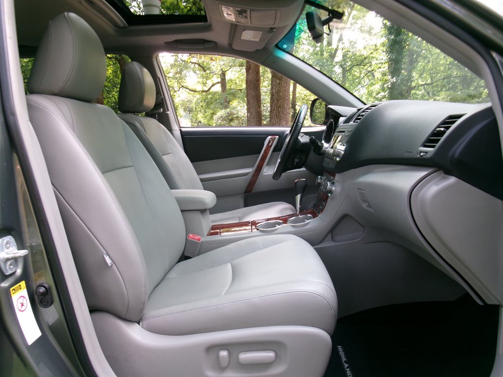Used 2012 Toyota Highlander Limited w/ Tow Pkg FWD image 17