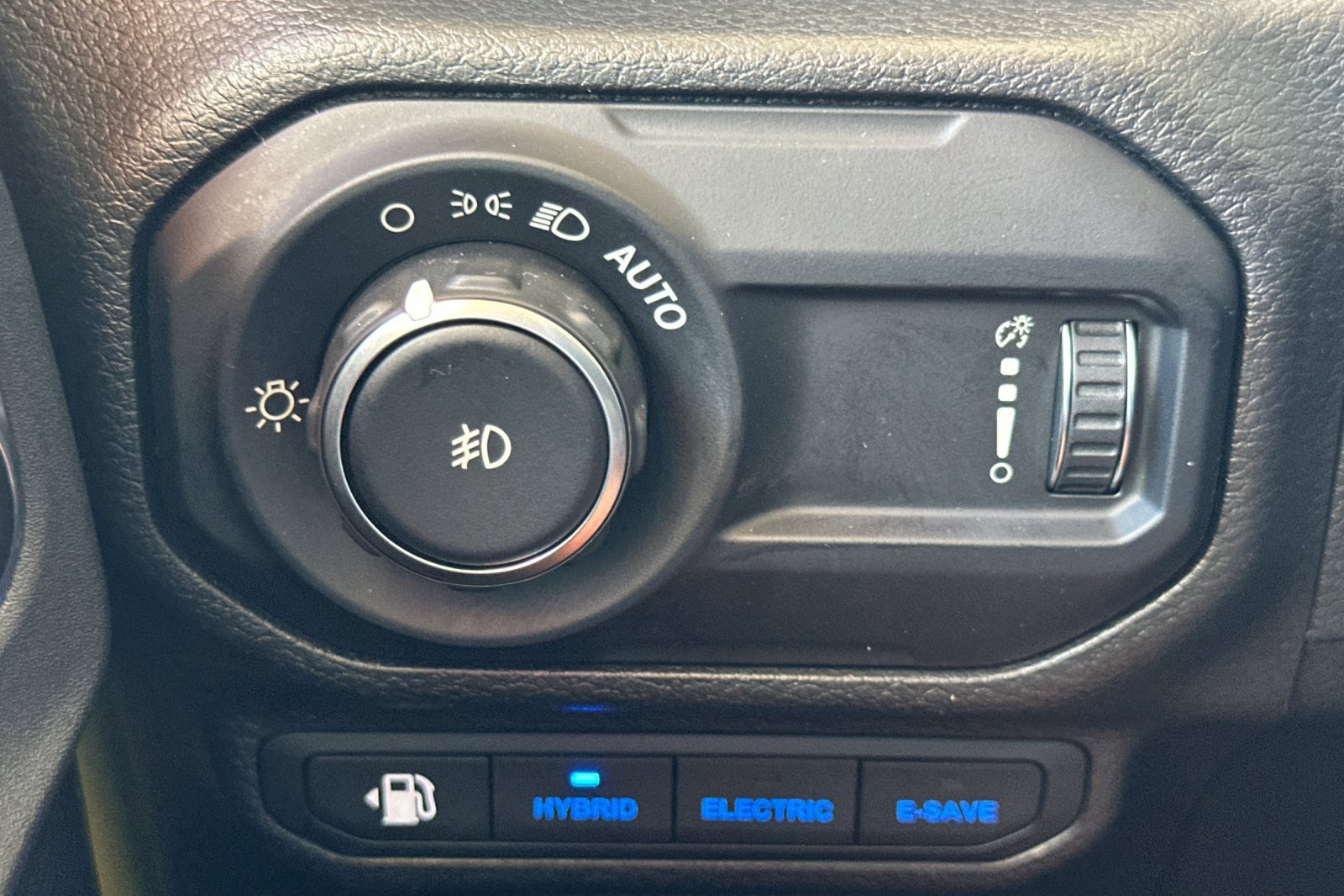 Used 2023 Jeep Wrangler Unlimited Sahara AWD/4WD image 31