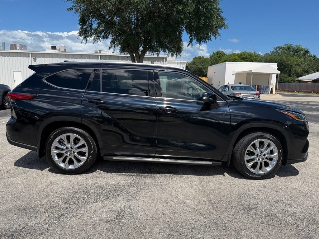 Used 2022 Toyota Highlander Limited FWD image 10