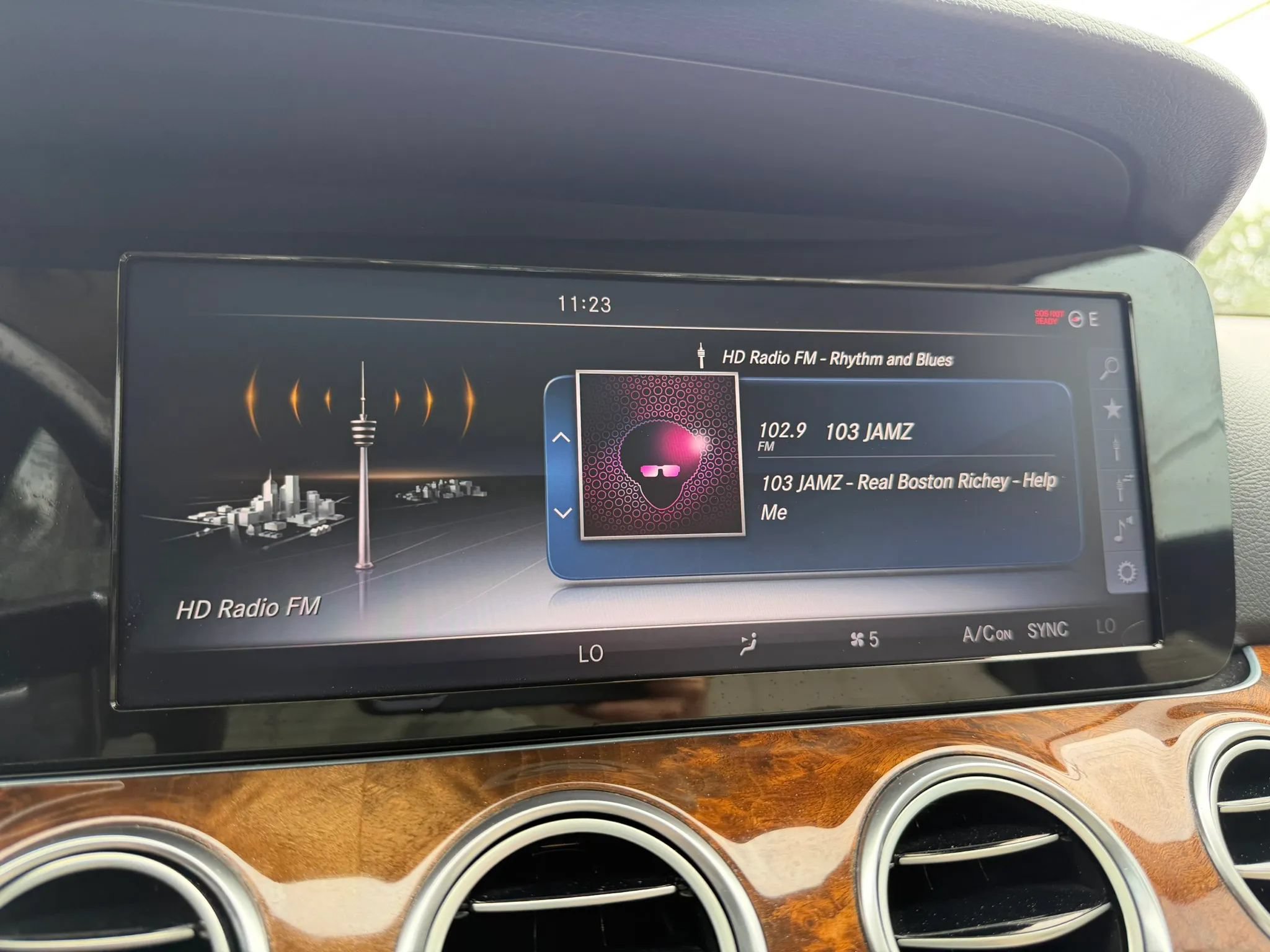 Used 2017 Mercedes-Benz E 400 4MATIC Wagon image 31