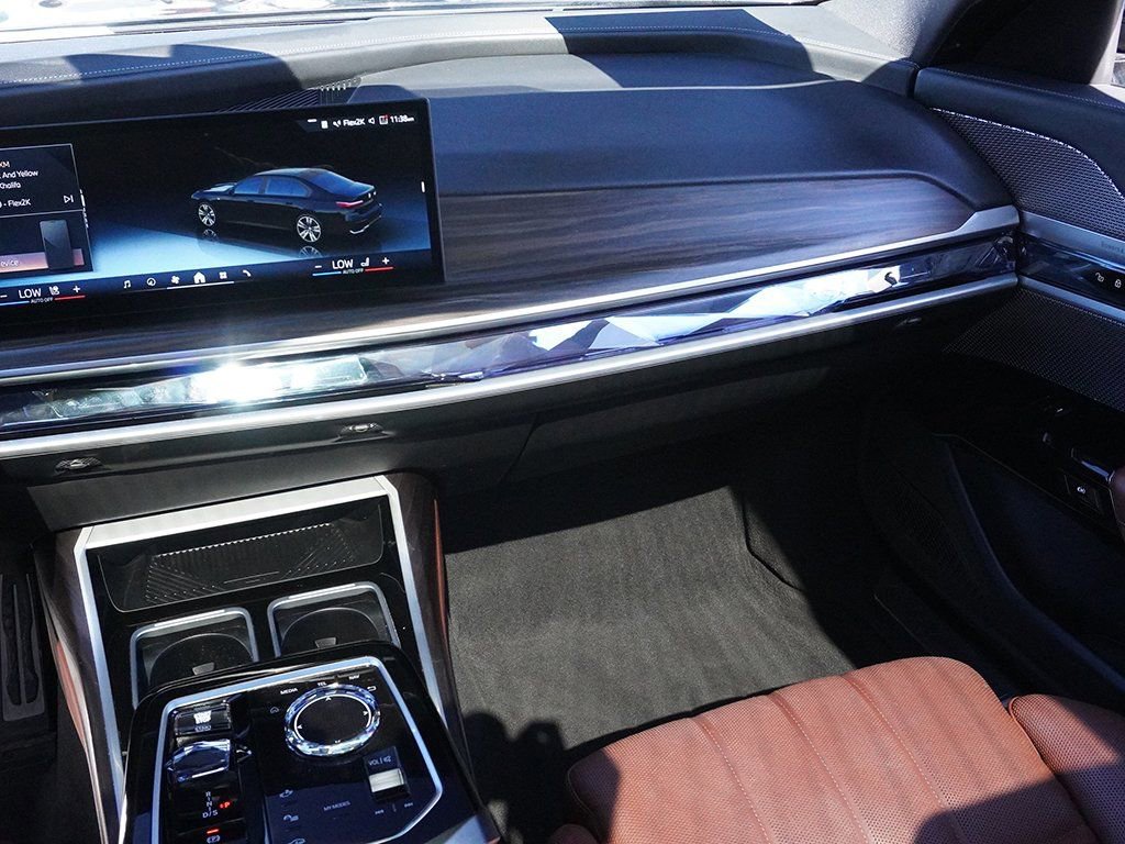 Used 2023 BMW 760i xDrive image 33