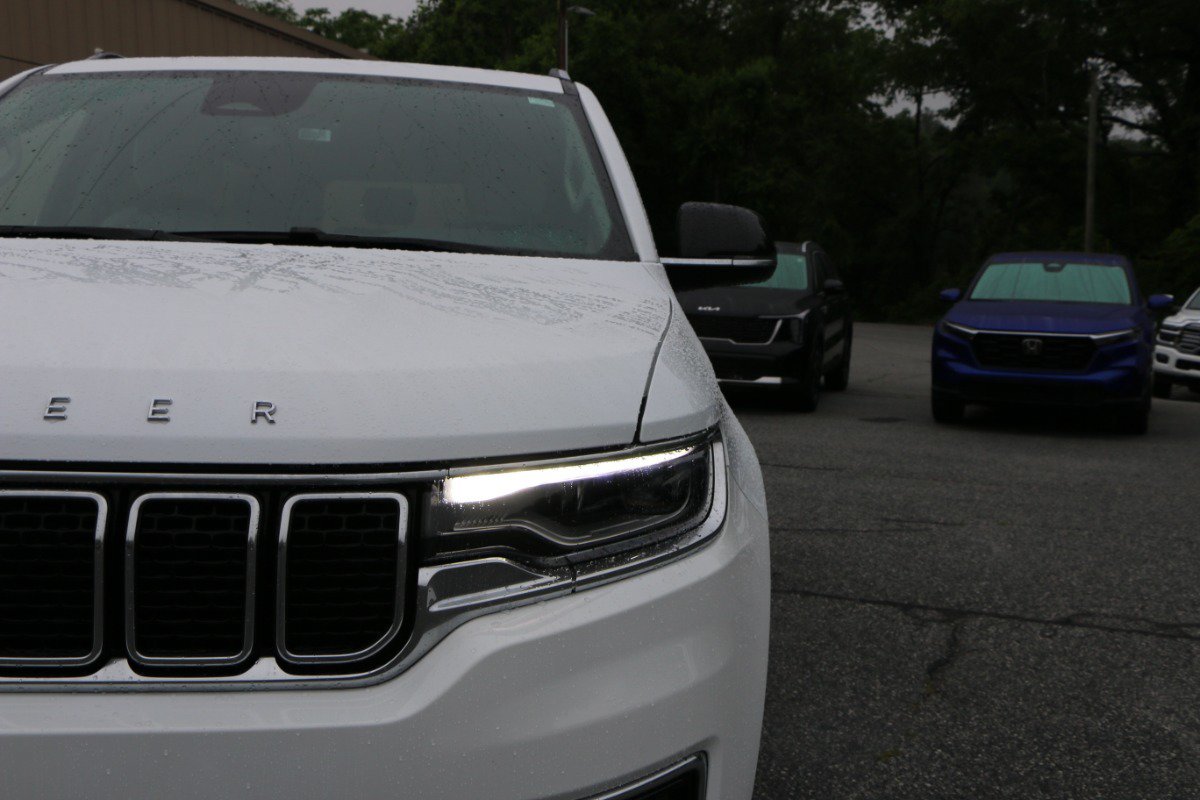 Used 2023 Jeep Wagoneer 2WD image 12