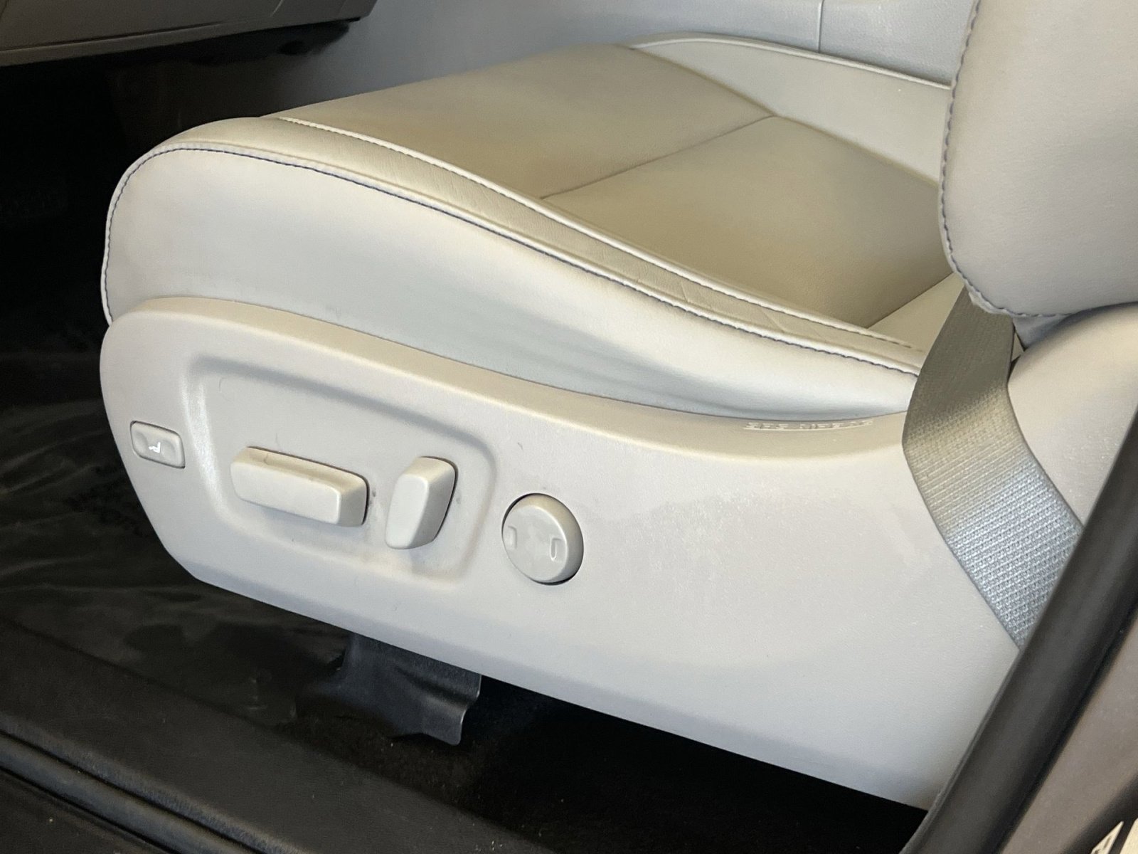 Used 2017 Toyota Highlander XLE image 12