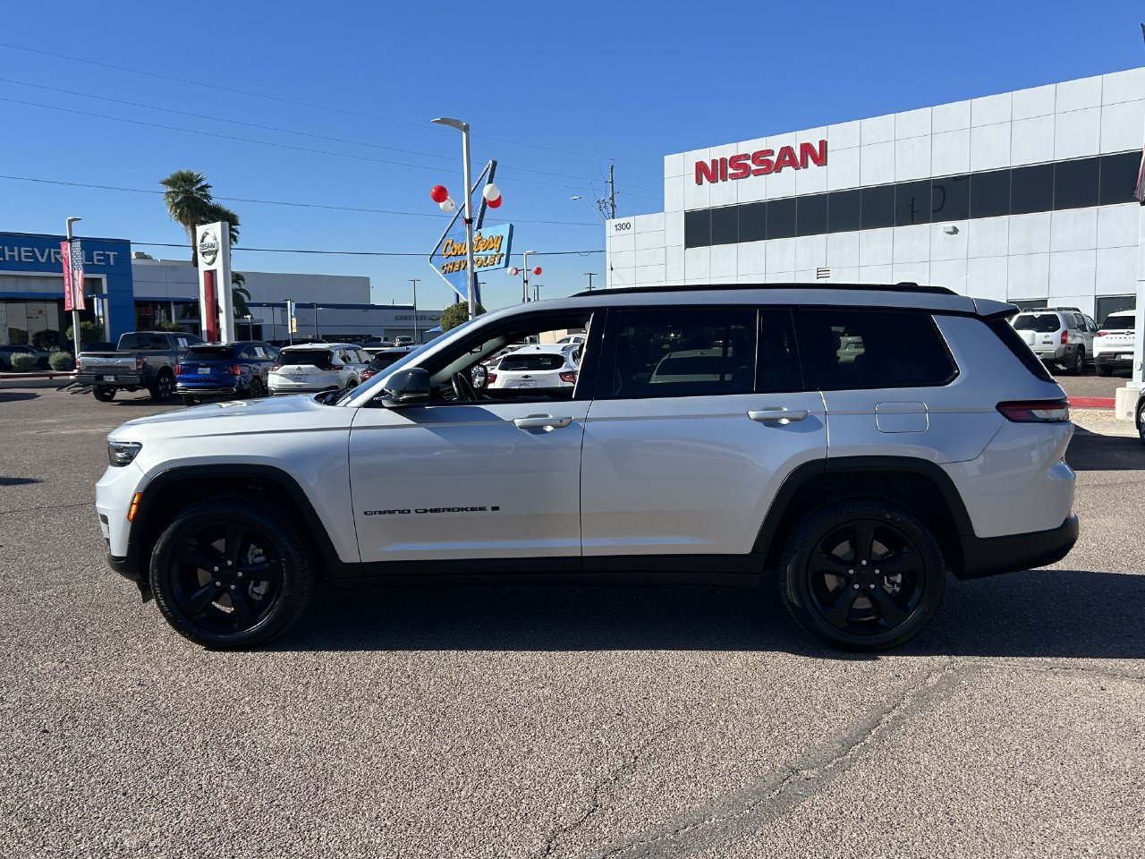 Used 2022 Jeep Grand Cherokee L Laredo RWD image 3
