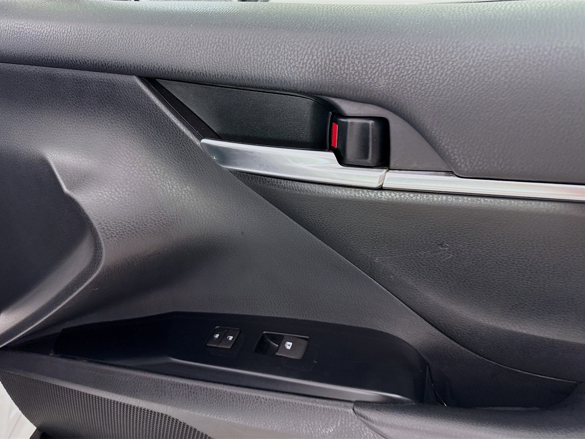 Used 2019 Toyota Camry SE FWD image 30
