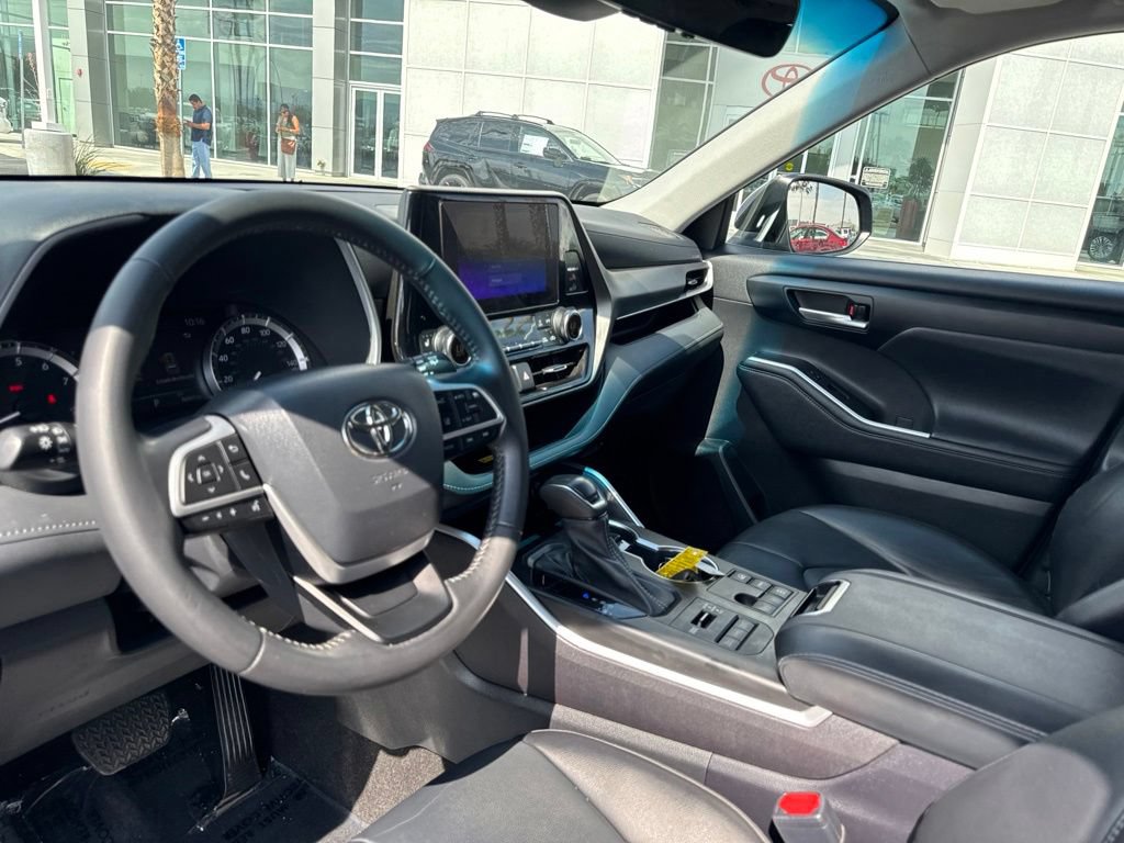 Used 2023 Toyota Highlander XLE AWD/4WD image 15
