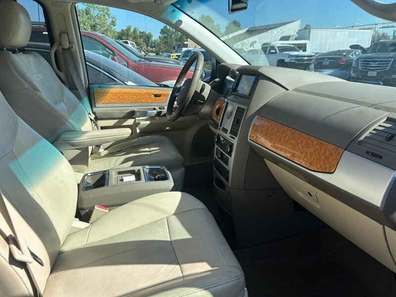 Used 2008 Chrysler Town & Country Limited w/ Entertainment Group #3 FWD image 15
