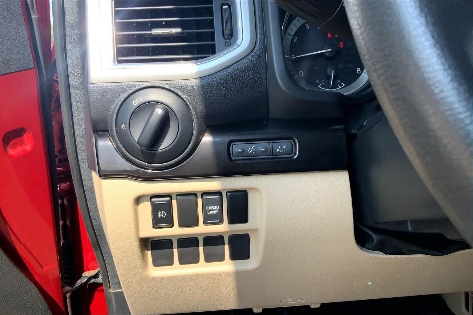 Used 2017 Nissan Titan SV RWD image 36