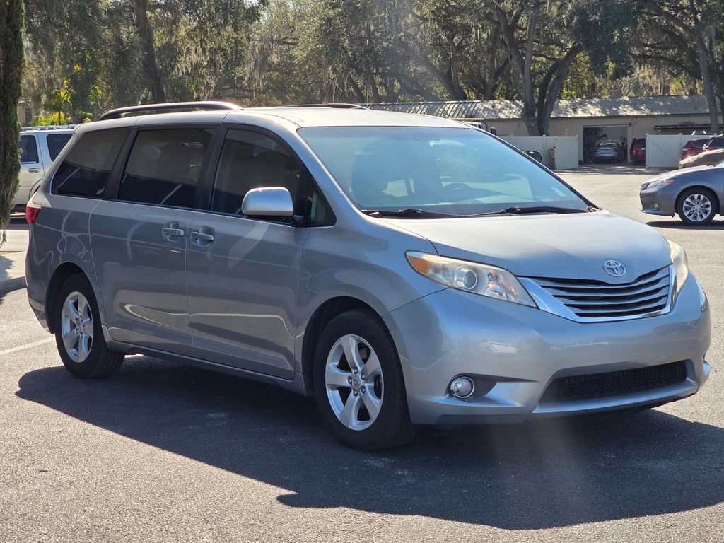 Used 2015 Toyota Sienna LE image 4