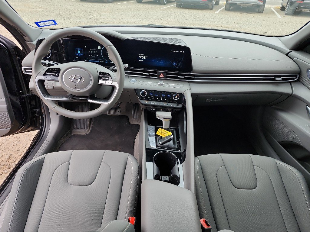 Used 2023 Hyundai Elantra SEL w/ Convenience Package image 13