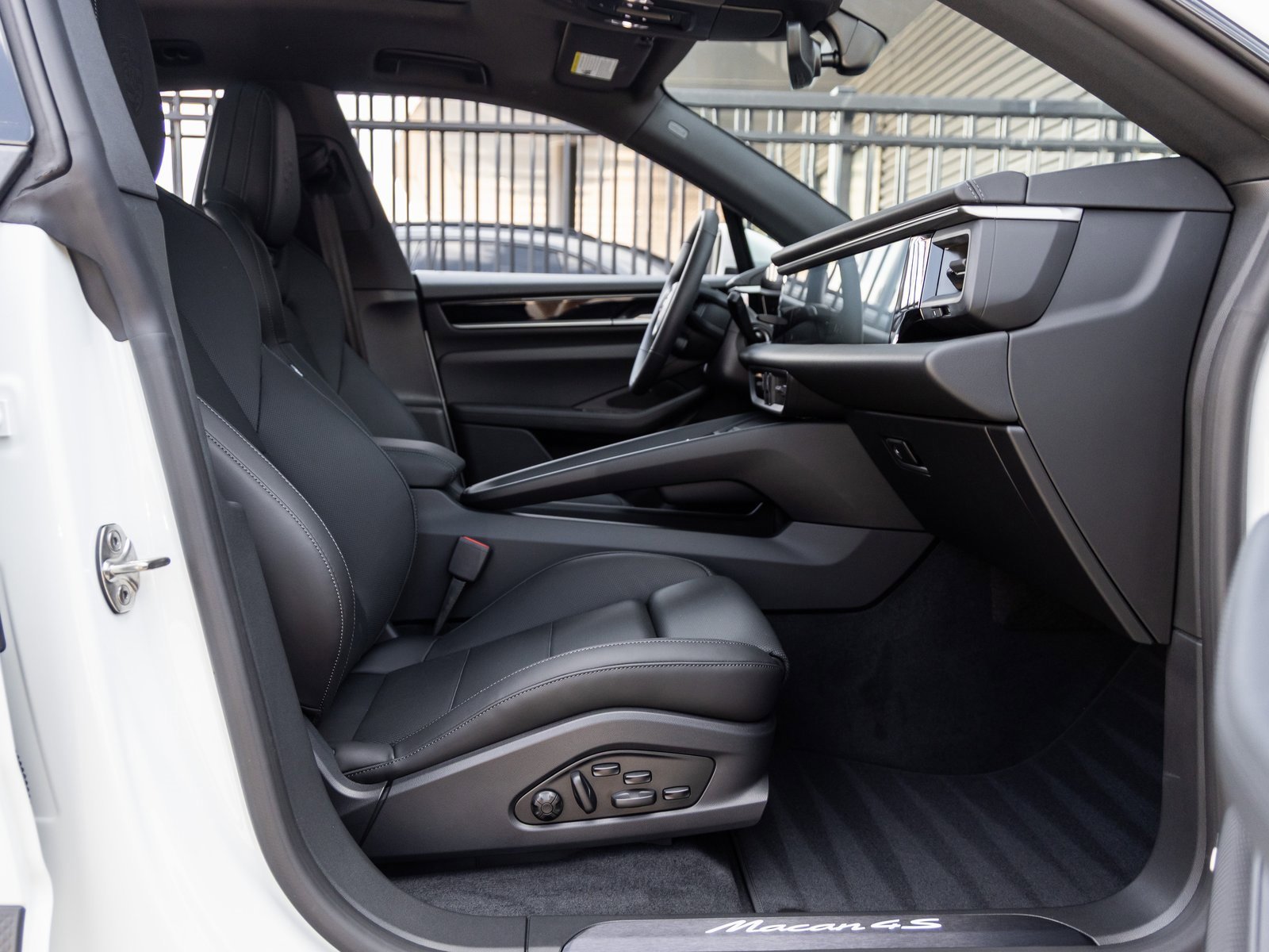 Used 2025 Porsche Macan 4S Electric image 42