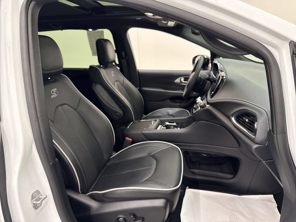 Used 2025 Chrysler Pacifica Limited FWD image 19