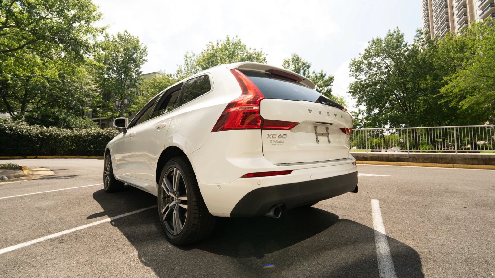 Used 2019 Volvo XC60 T5 Momentum w/ Multimedia Package AWD/4WD image 5