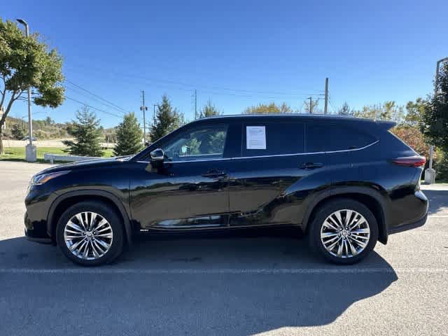 Used 2025 Toyota Highlander Platinum AWD/4WD image 2