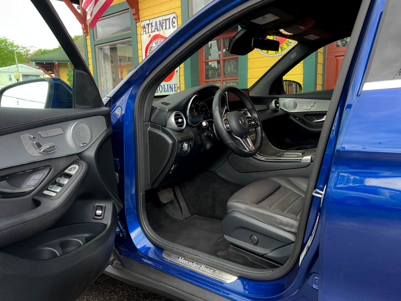 Used 2020 Mercedes-Benz GLC 300 4MATIC w/ Driver Assistance Package image 15