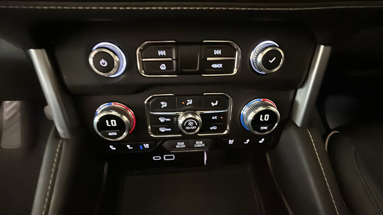 Used 2023 GMC Yukon SLT w/ SLT Premium Package AWD/4WD image 25