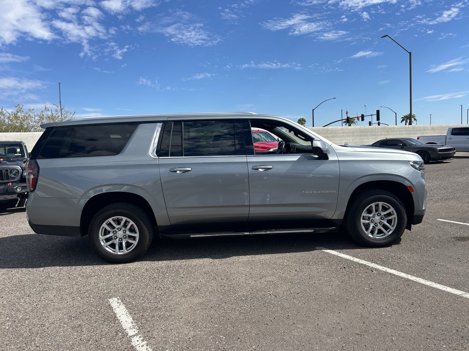 Used 2024 Chevrolet Suburban LT RWD image 6