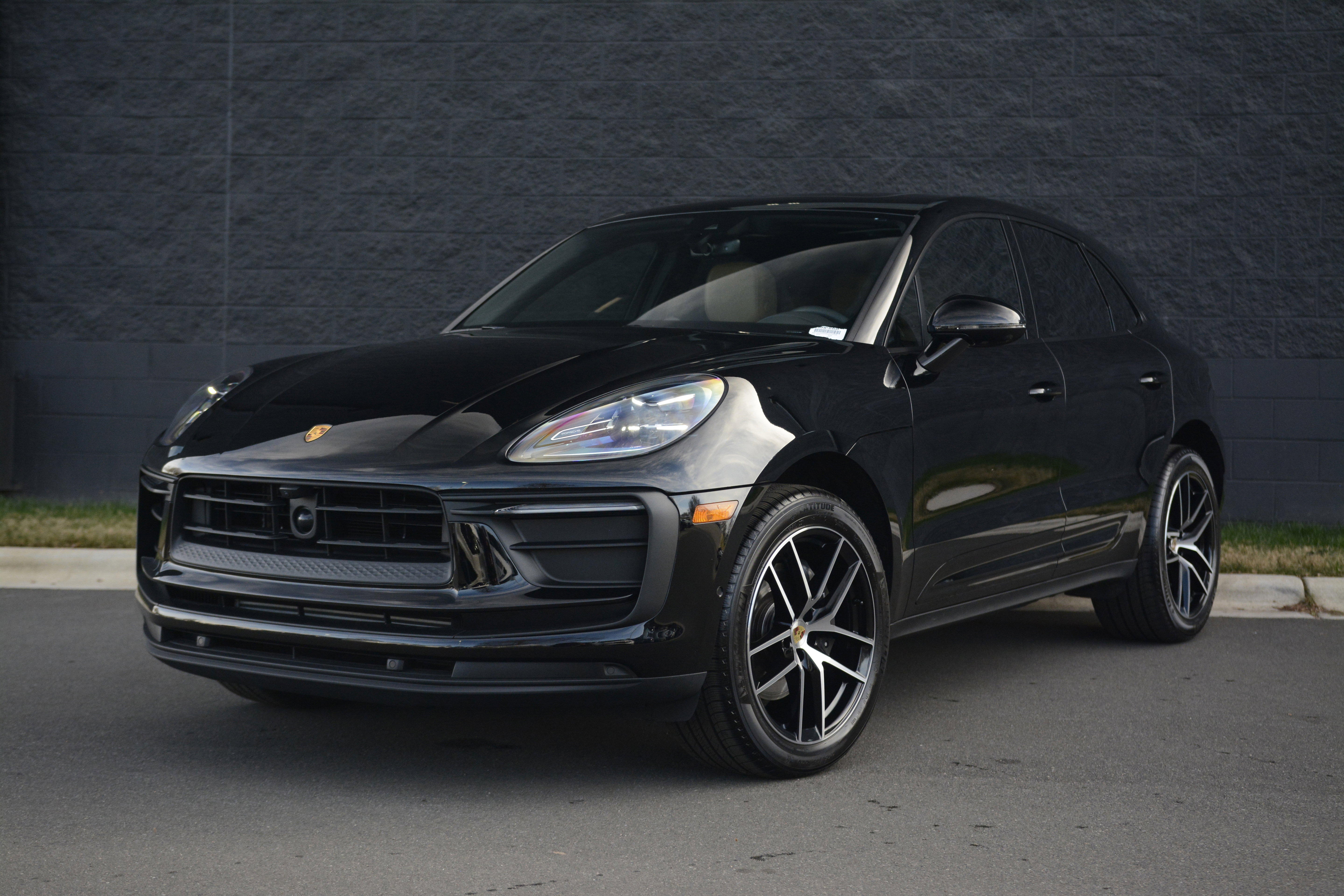 Used 2025 Porsche Macan AWD/4WD image 1