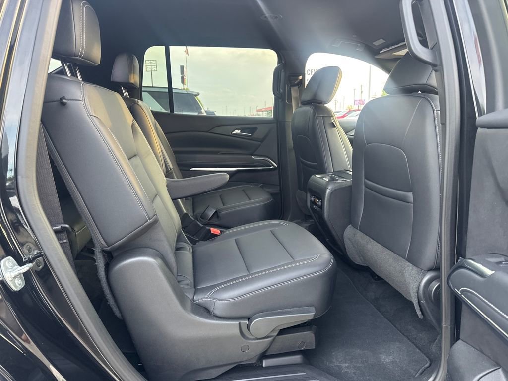 Used 2025 Chevrolet Traverse LT image 12