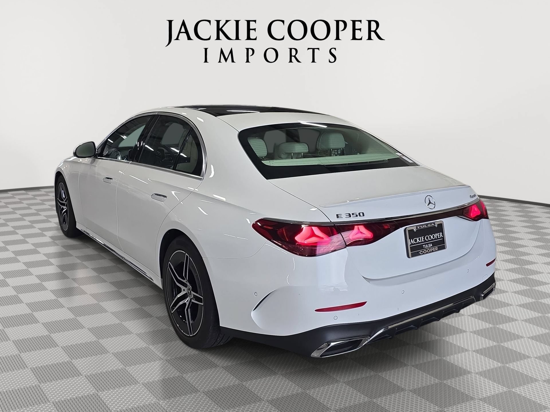 Used 2025 Mercedes-Benz E 350 4MATIC Sedan image 7