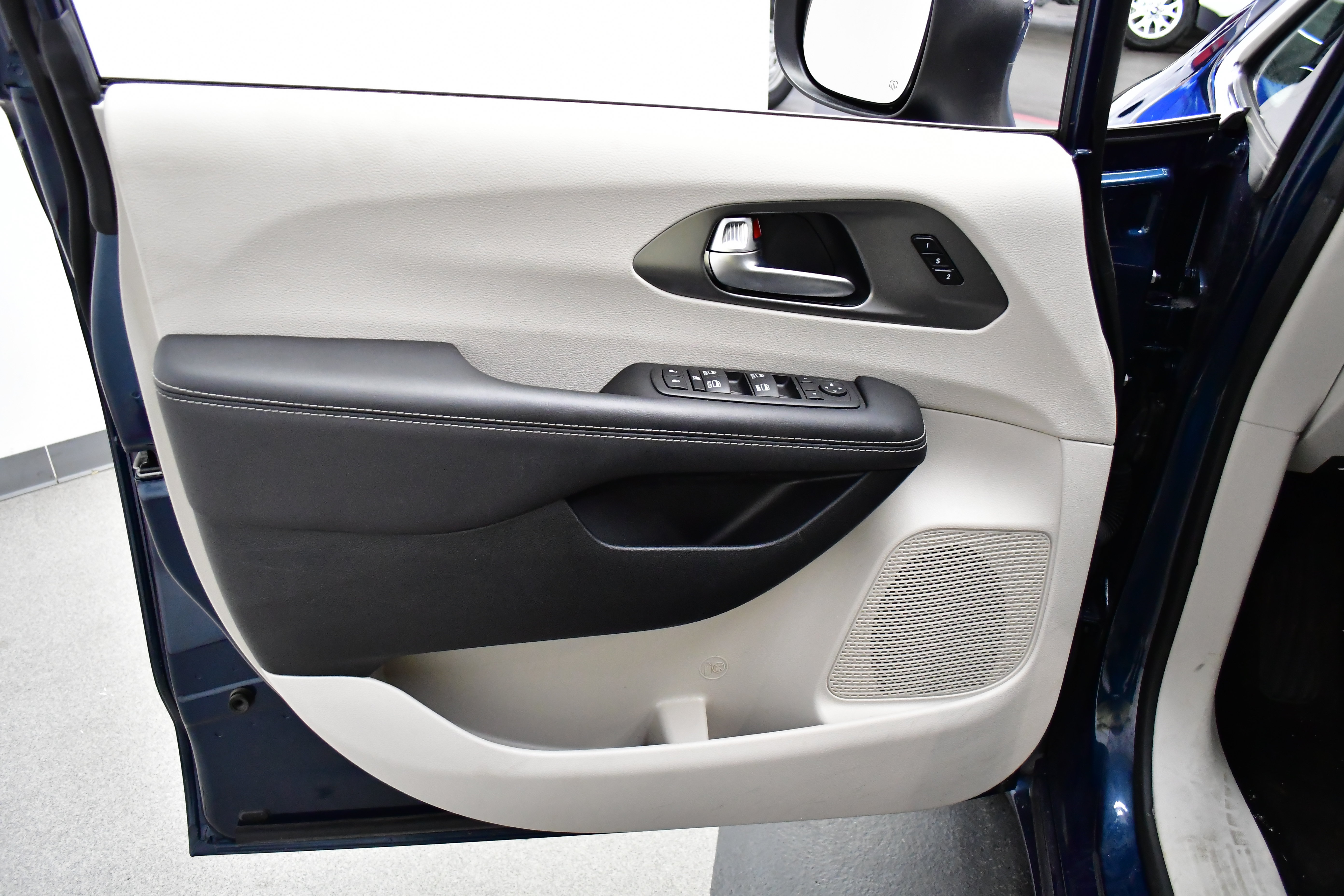 Used 2023 Chrysler Pacifica Touring-L w/ Uconnect Theater Family Group FWD image 21