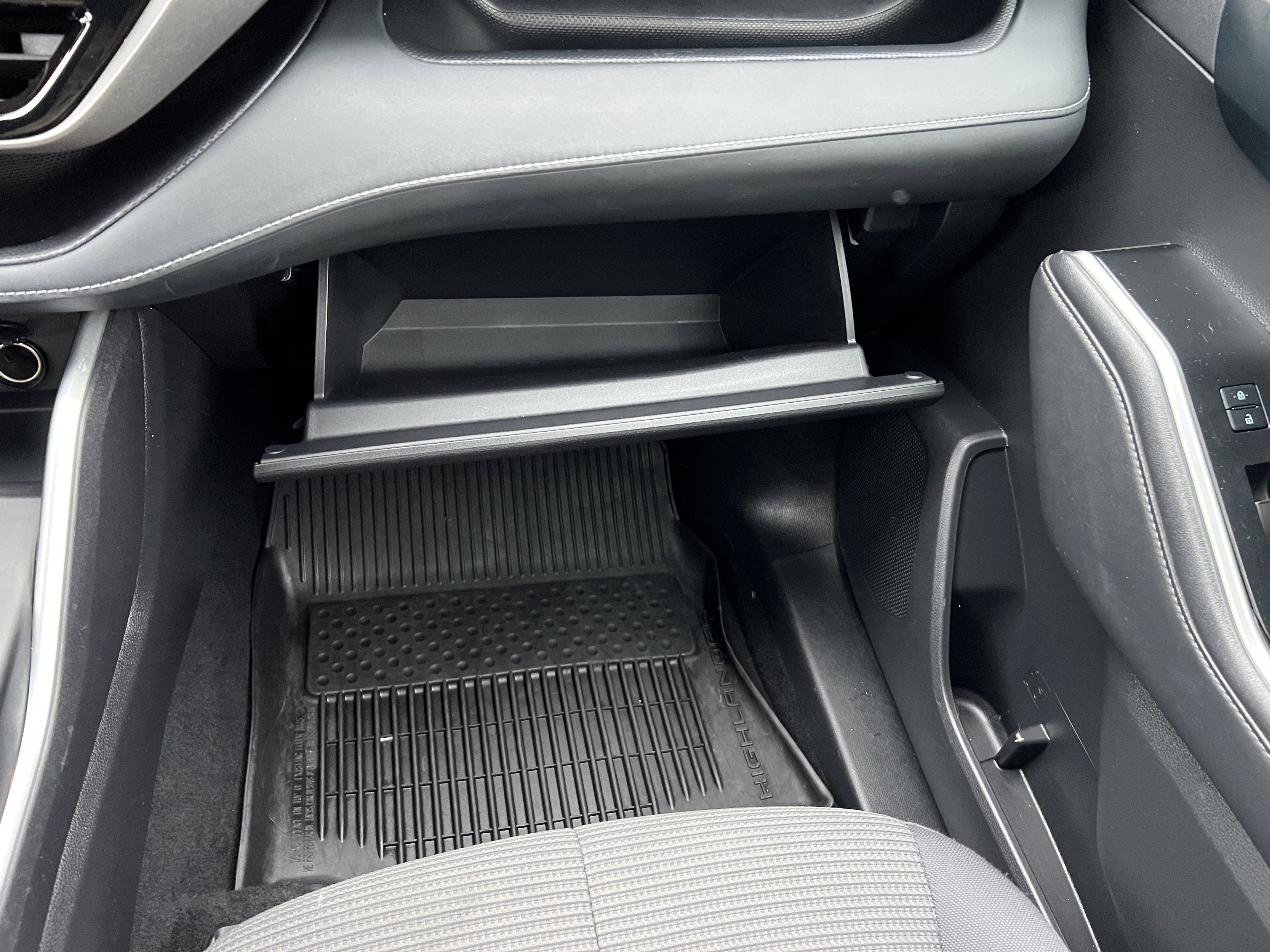 Used 2022 Toyota Highlander L image 37