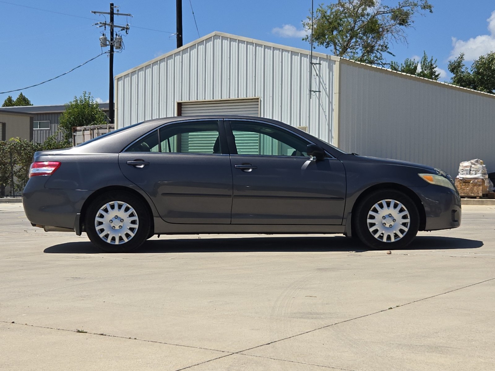Used 2010 Toyota Camry LE FWD image 6
