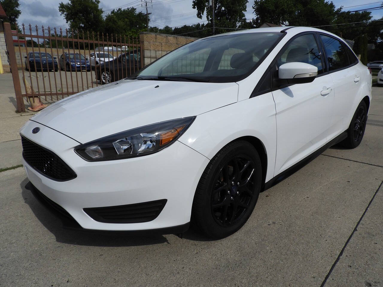 Used 2018 Ford Focus SE w/ Cold Weather Package FWD image 4
