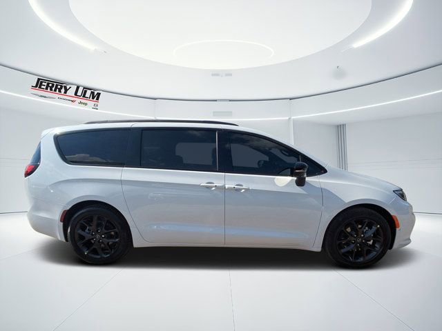 New 2026 Chrysler Pacifica Limited w/ S Appearance Package FWD image 2