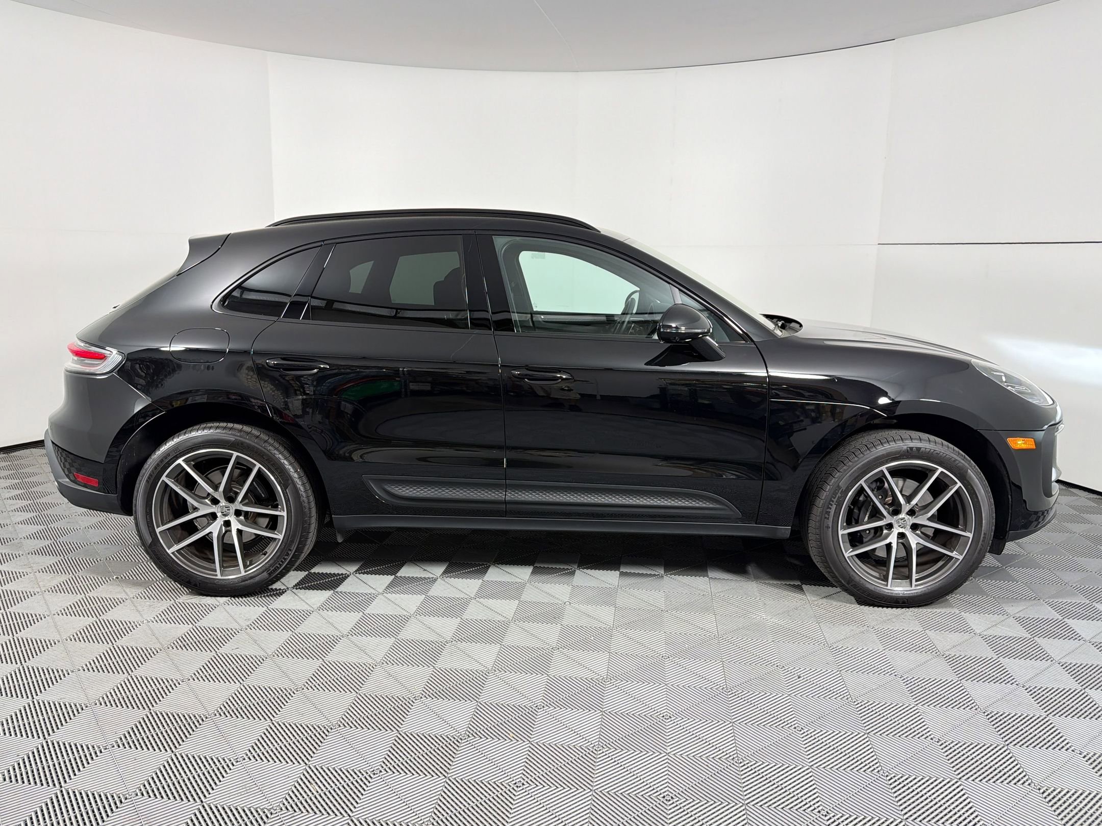 Certified 2026 Porsche Macan AWD/4WD image 8