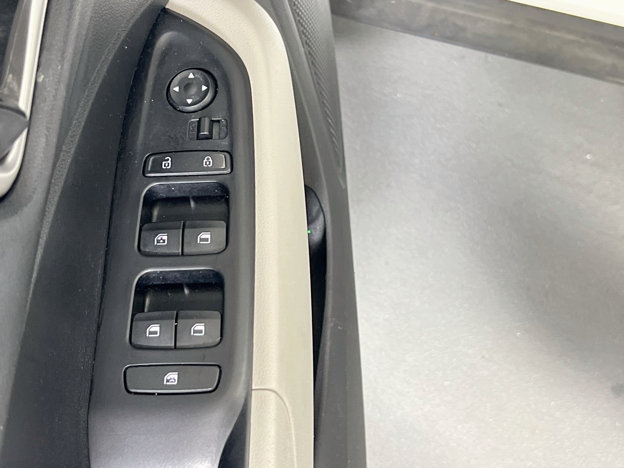 Used 2023 Hyundai Venue SEL w/ Cargo Package FWD image 17