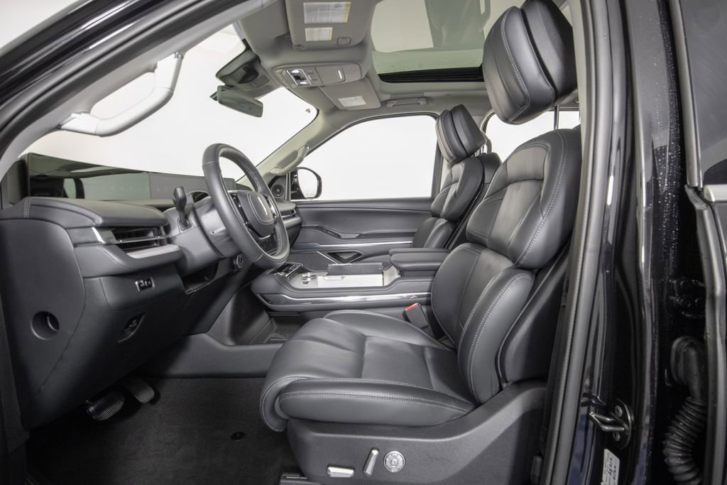 Used 2025 Lincoln Navigator Reserve AWD/4WD image 9