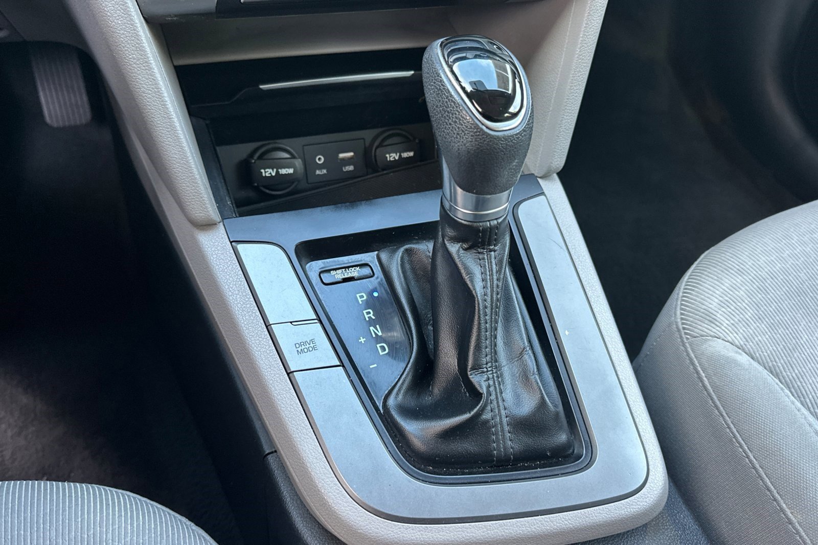 Used 2017 Hyundai Elantra SE image 17