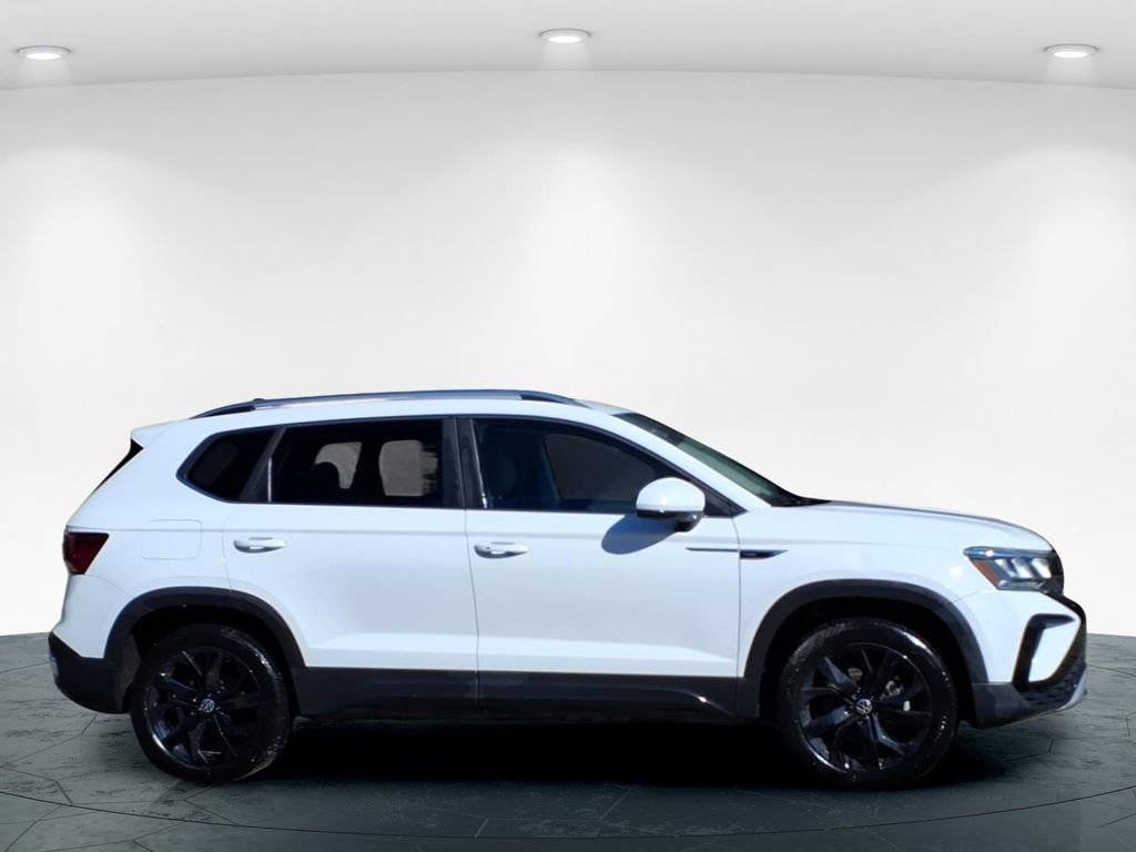 Used 2023 Volkswagen Taos SE image 2