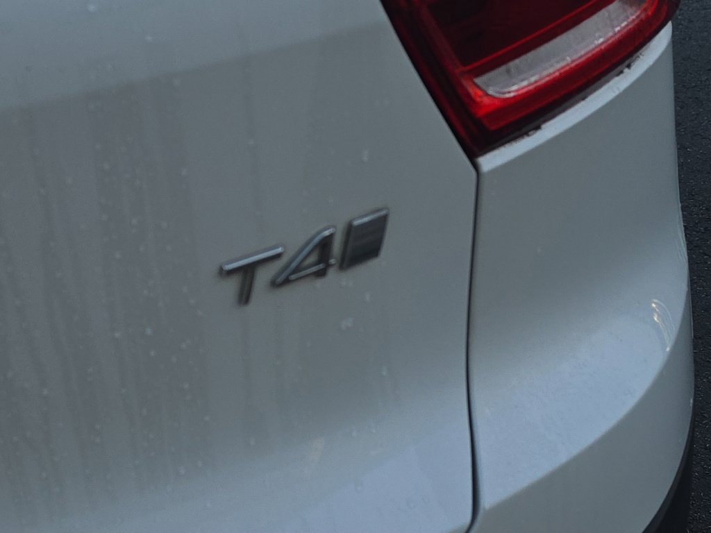 Used 2019 Volvo XC40 T4 Inscription FWD image 8