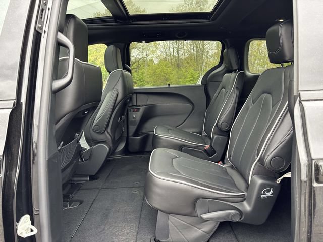 New 2027 Chrysler Pacifica Limited w/ S Appearance Package AWD/4WD image 7
