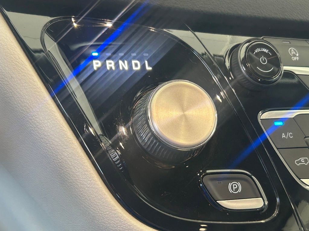 Used 2023 Chrysler Voyager LX image 14