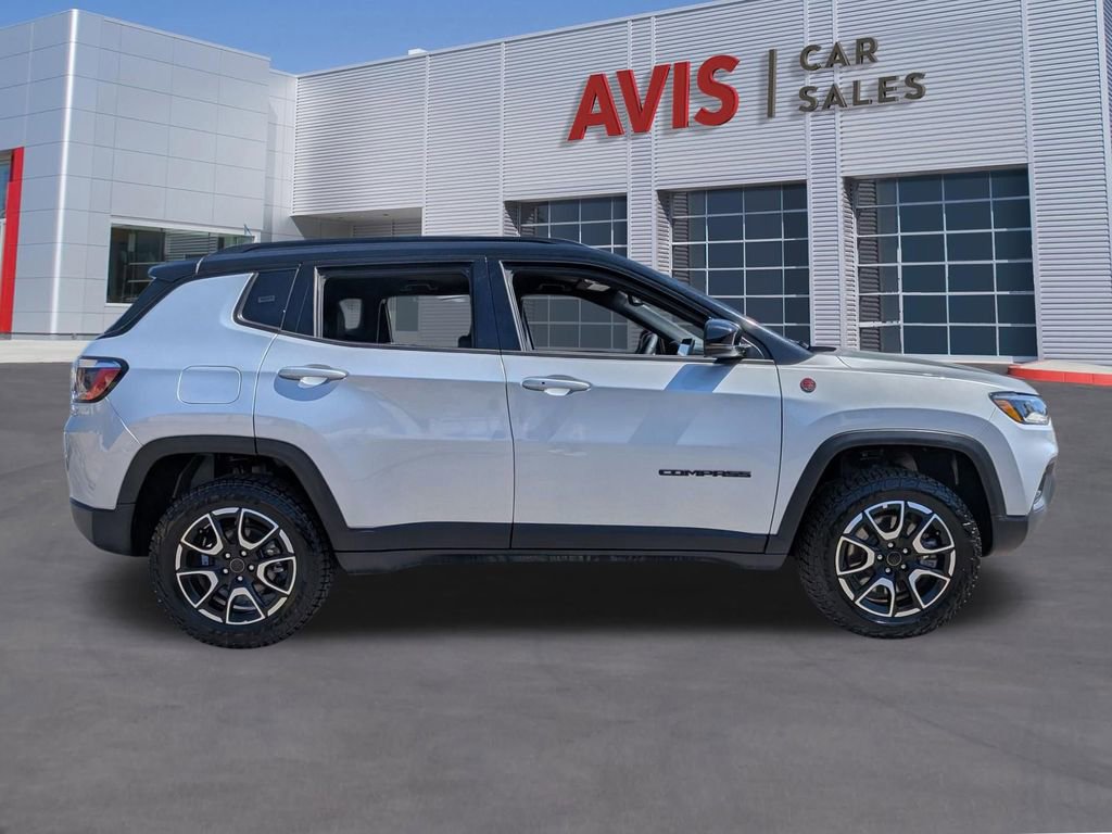 Used 2025 Jeep Compass Trailhawk image 5