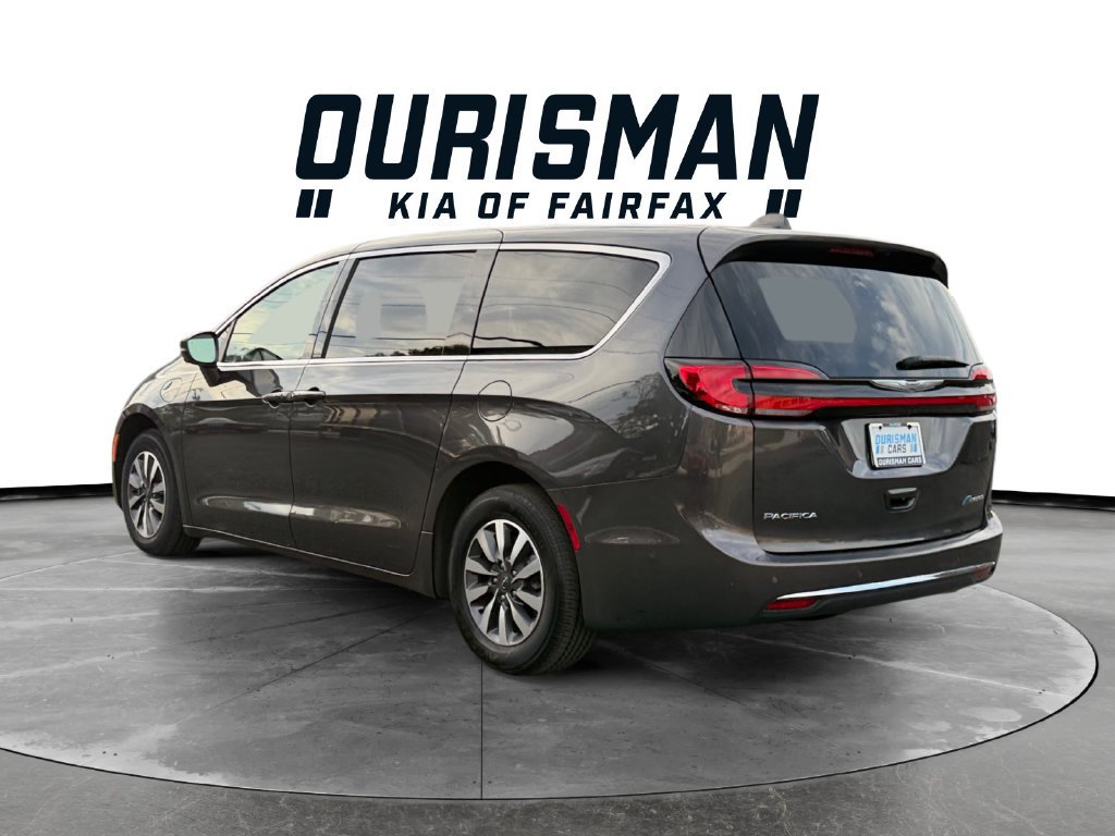 Used 2022 Chrysler Pacifica Touring-L w/ Uconnect Theater Family Group FWD image 4