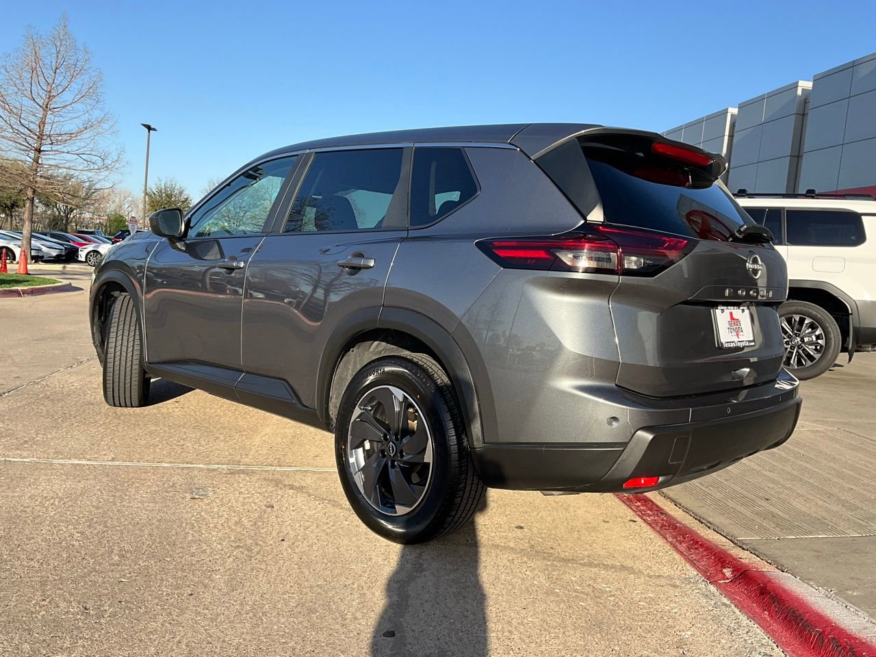 Used 2025 Nissan Rogue SV image 8
