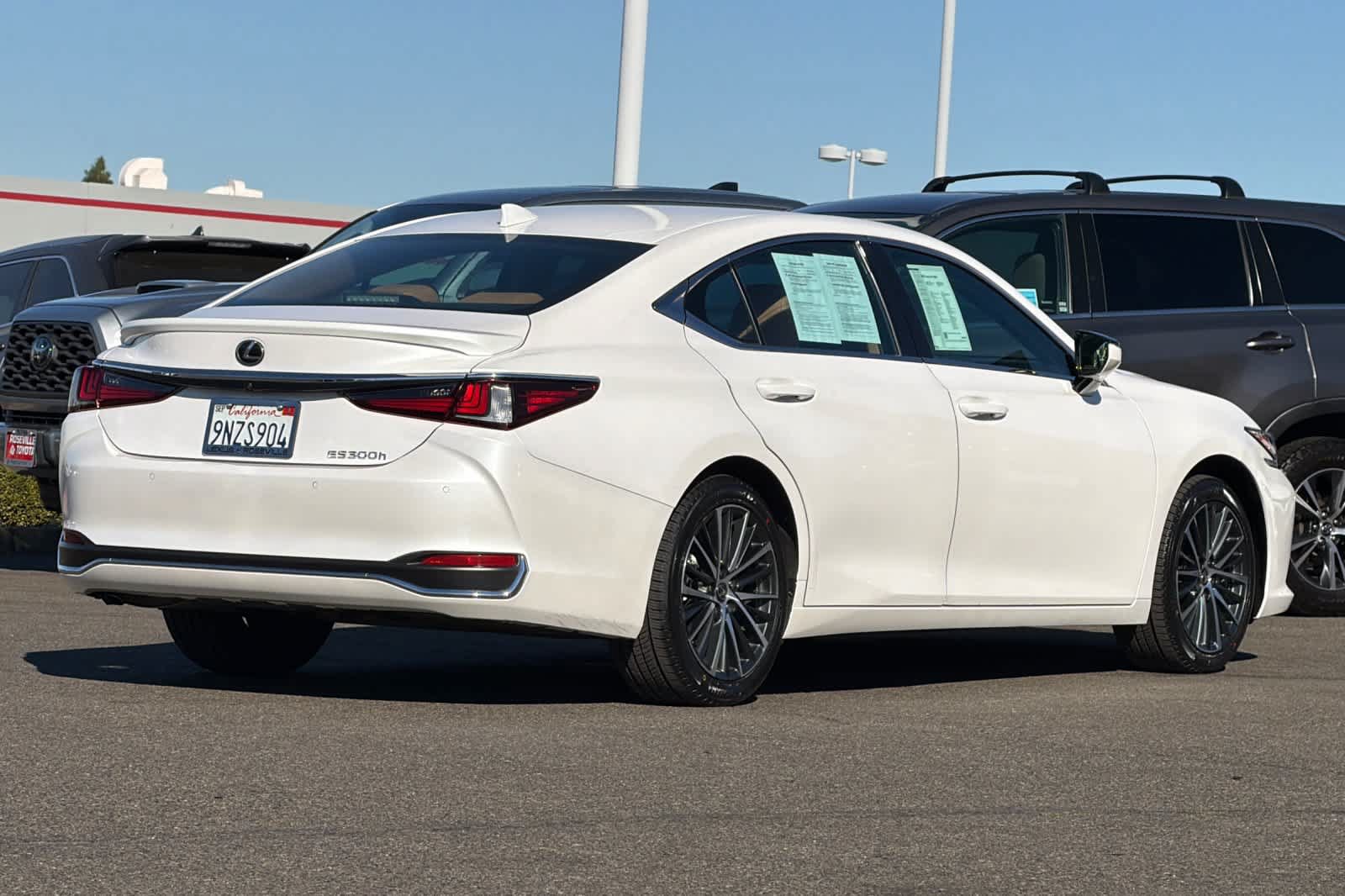 Certified 2025 Lexus ES 300h w/ Premium Package FWD image 2