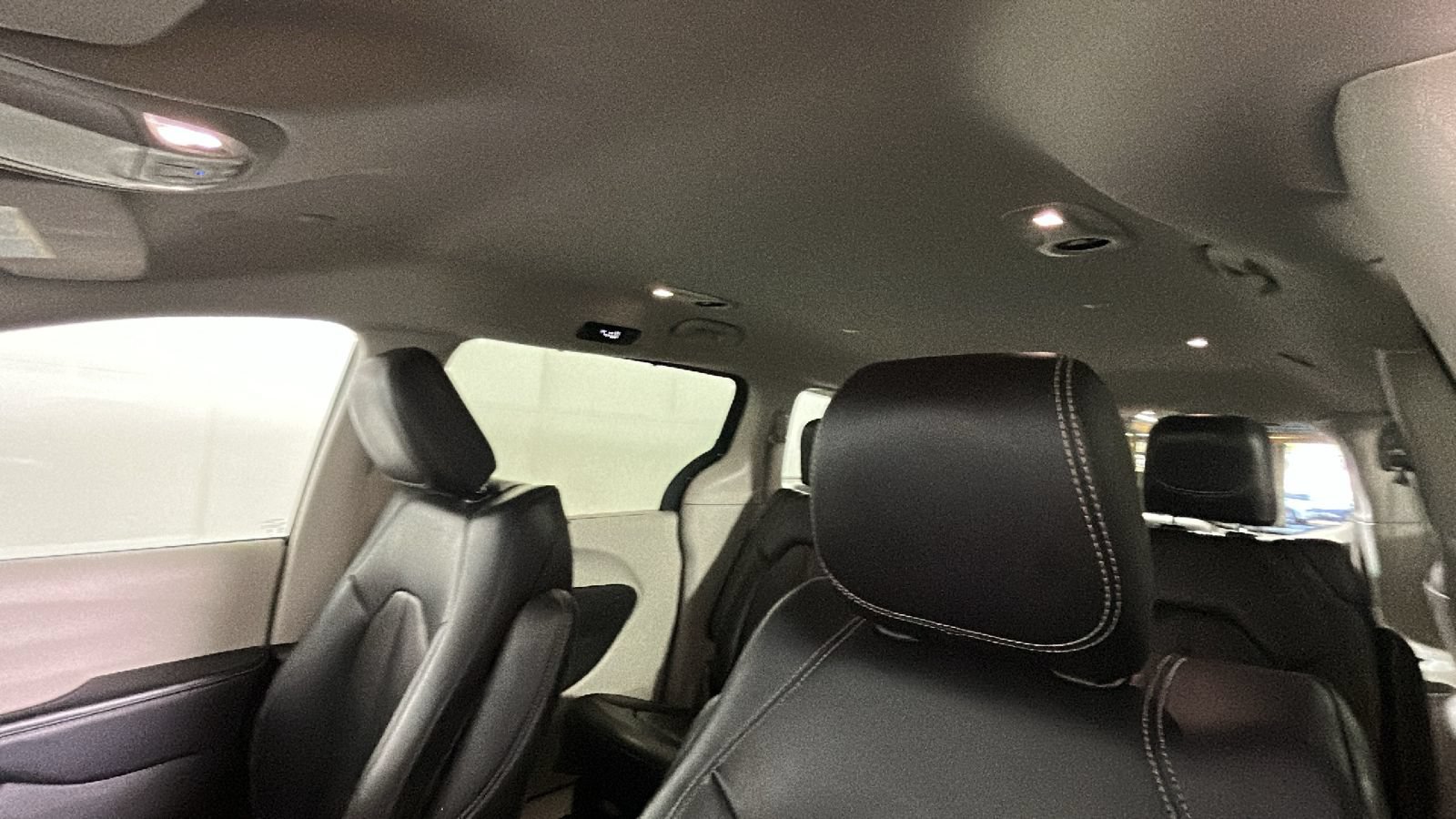 Used 2023 Chrysler Pacifica Touring-L FWD image 14