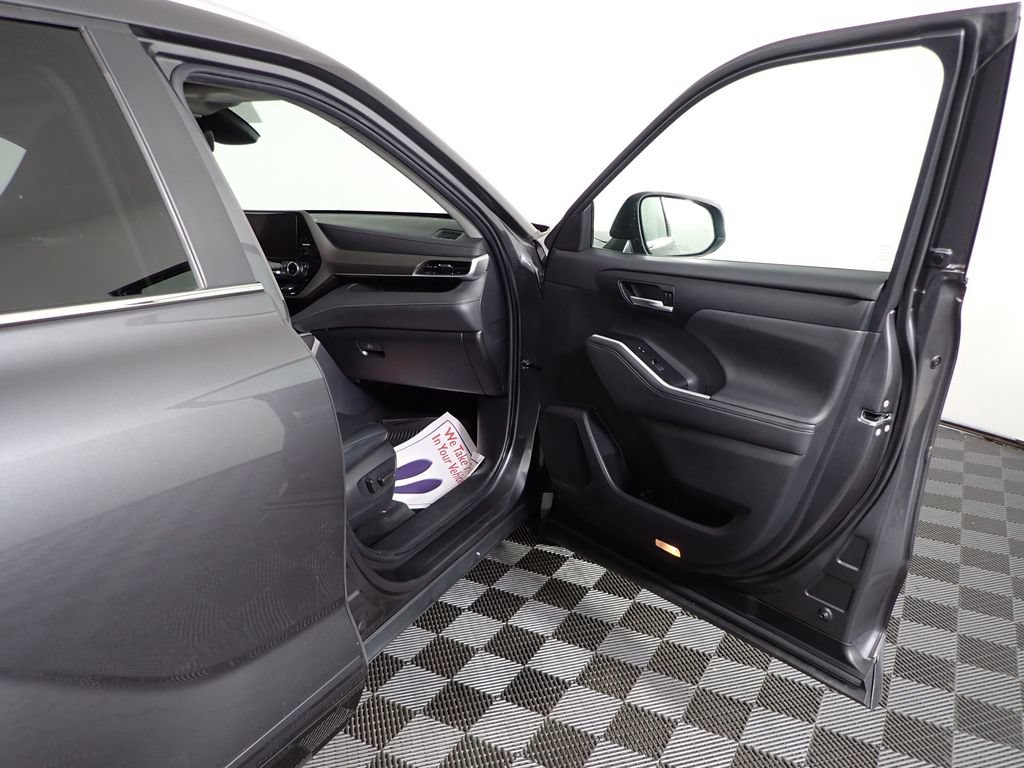 Used 2023 Toyota Highlander XLE AWD/4WD image 38