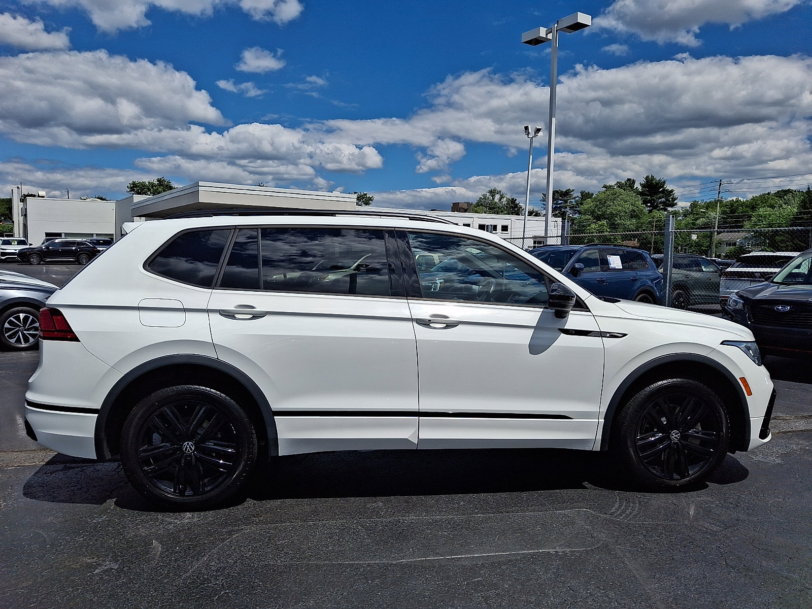 Certified 2022 Volkswagen Tiguan SE R-Line AWD/4WD image 7