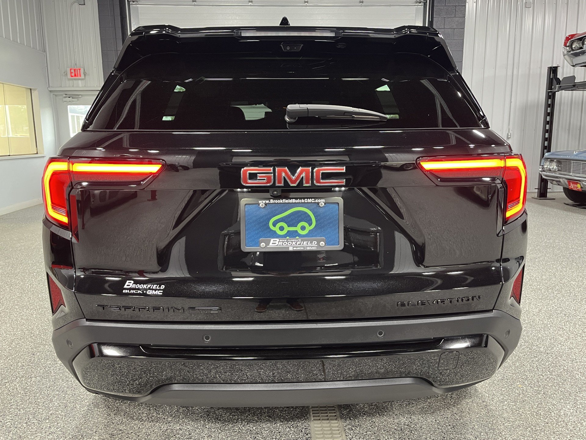 Certified 2025 GMC Terrain Elevation w/ Elevation Premium Package AWD/4WD image 4