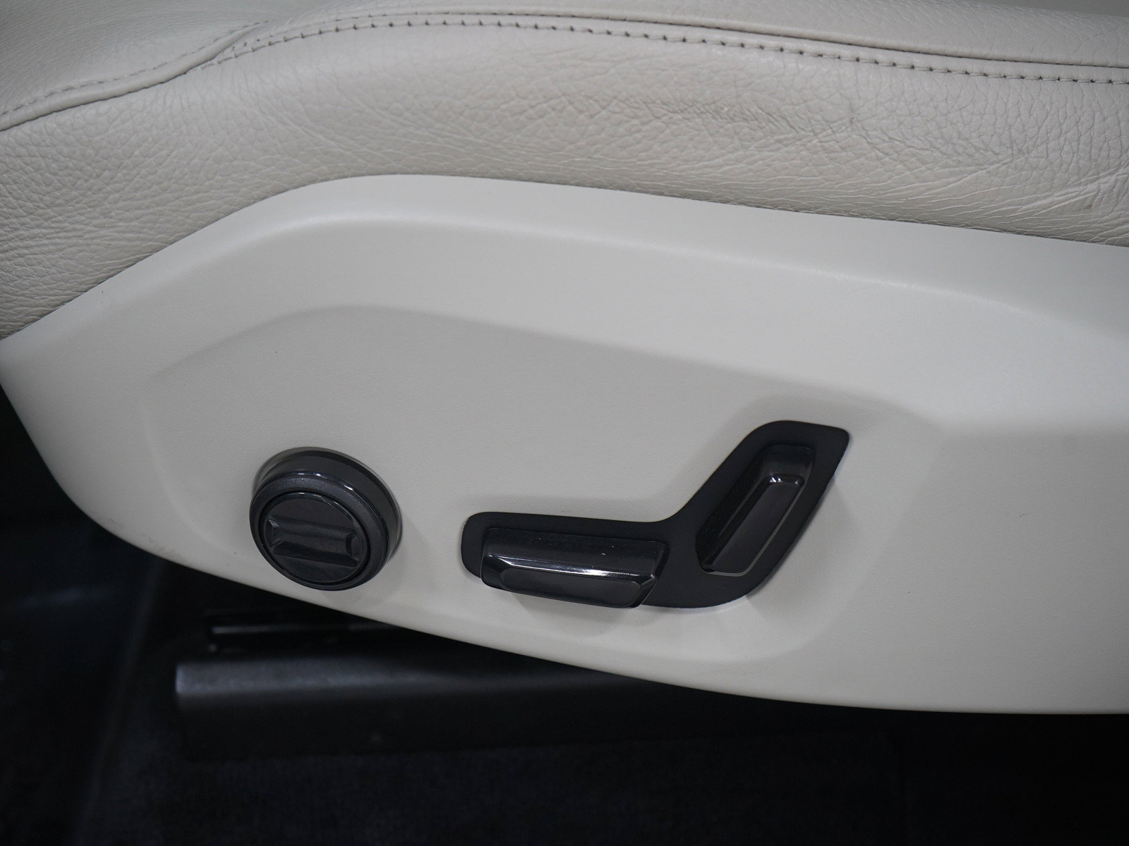 Used 2022 Volvo XC60 B5 Momentum w/ Climate Package AWD/4WD image 26