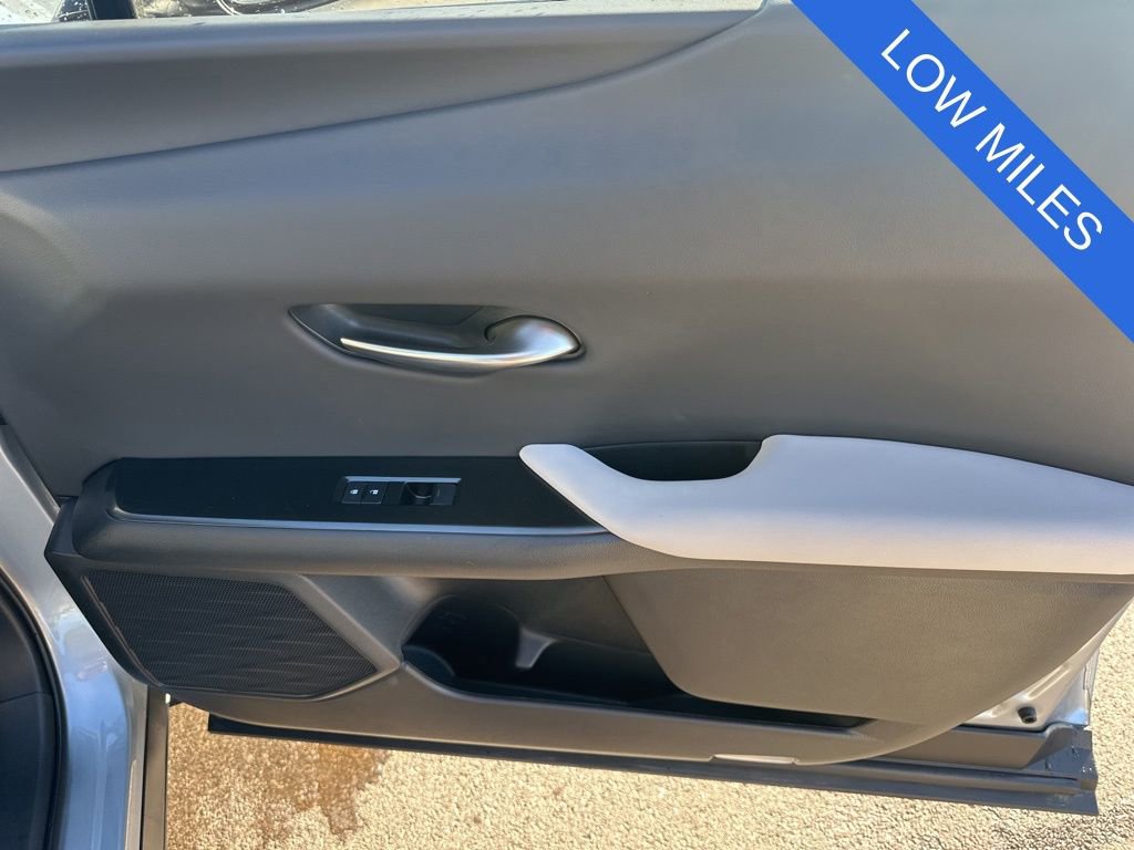 Used 2025 Lexus UX 300h FWD image 8