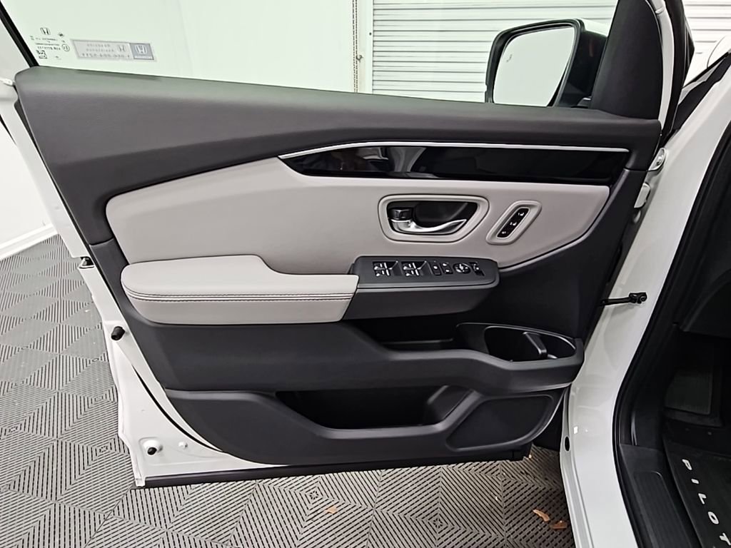 New 2025 Honda Pilot Touring image 32
